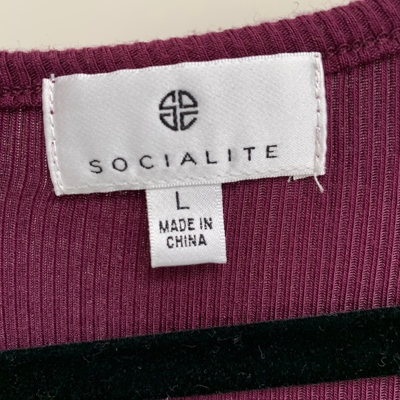 Socialite Button Front Top - Picture 4 of 6